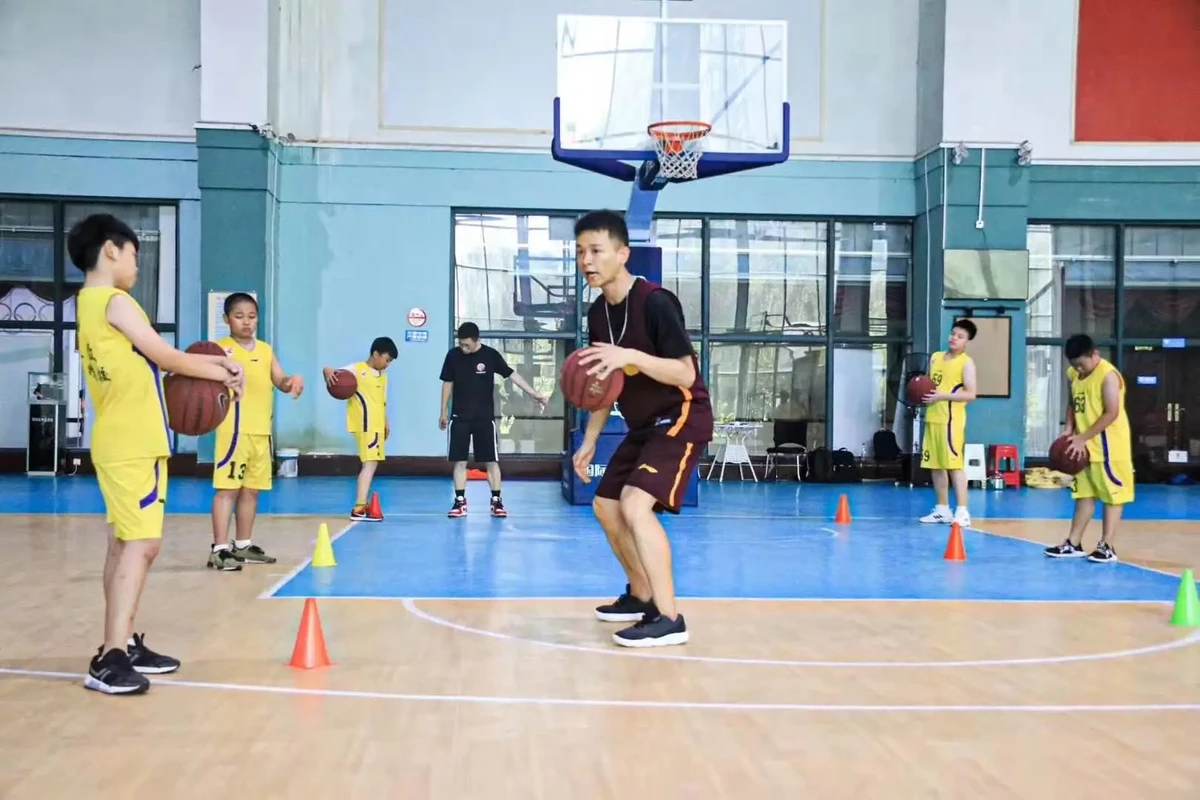 哪里可以找到专业的篮球青训营教练？